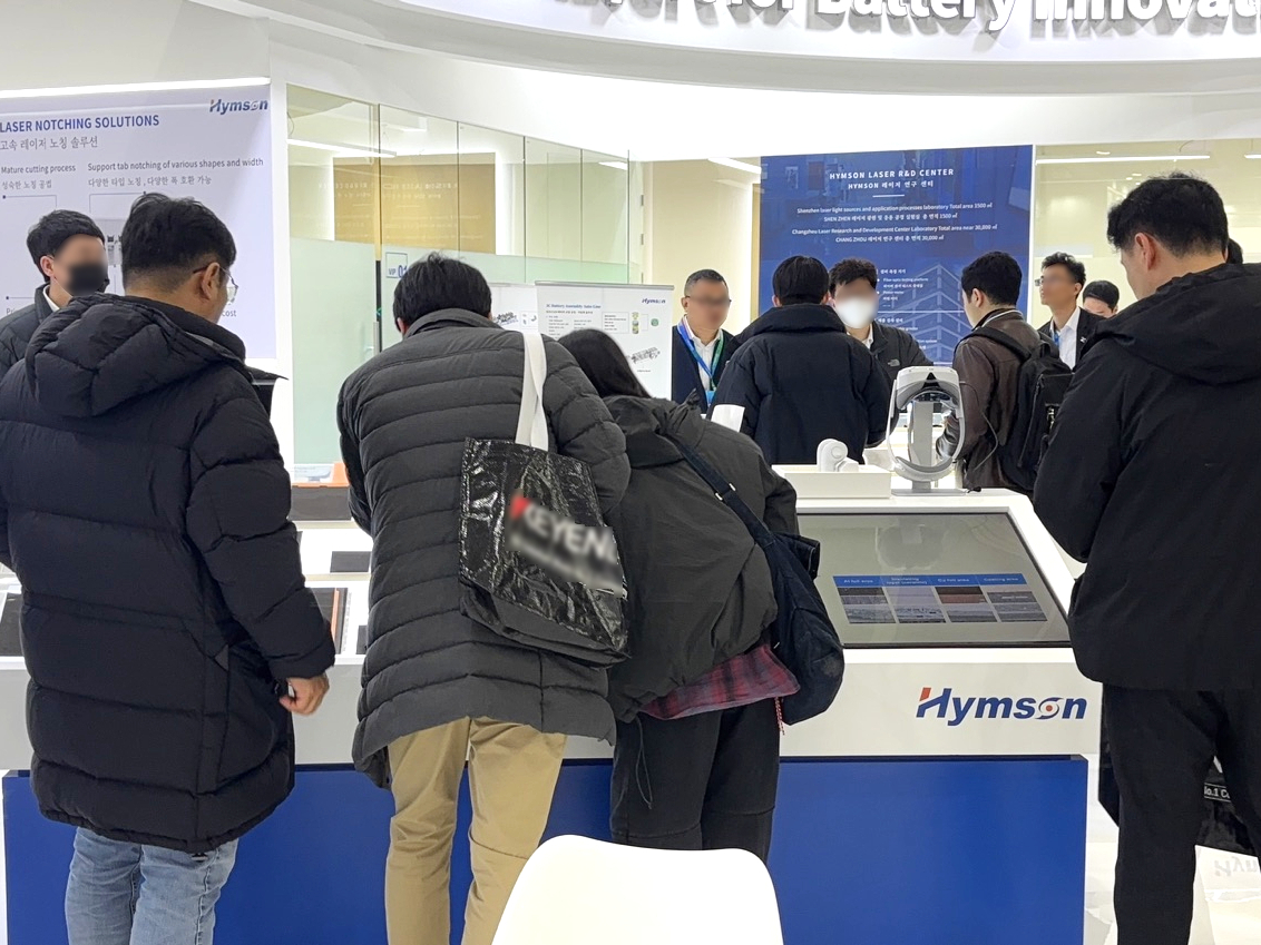 5、SVG-展柜參觀3.jpg